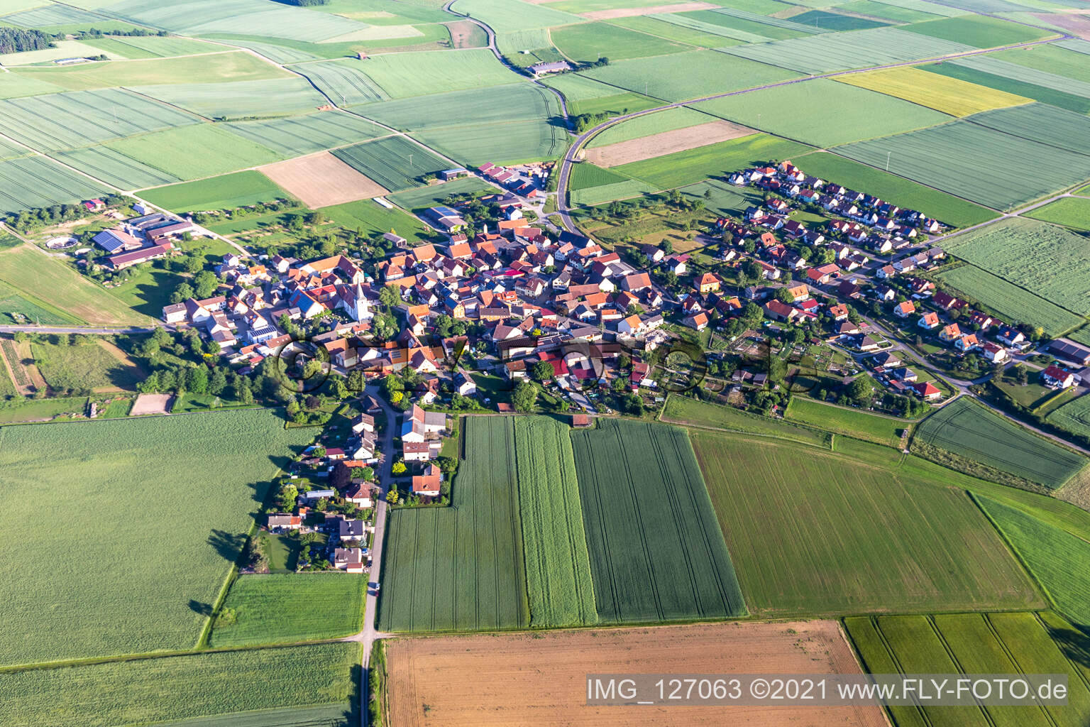 Luftbild von Dorf - Ansicht am Rande von landwirtschaftlichen Feldern und Nutzflächen in Ebertshausen in Üchtelhausen im Bundesland Bayern, Deutschland