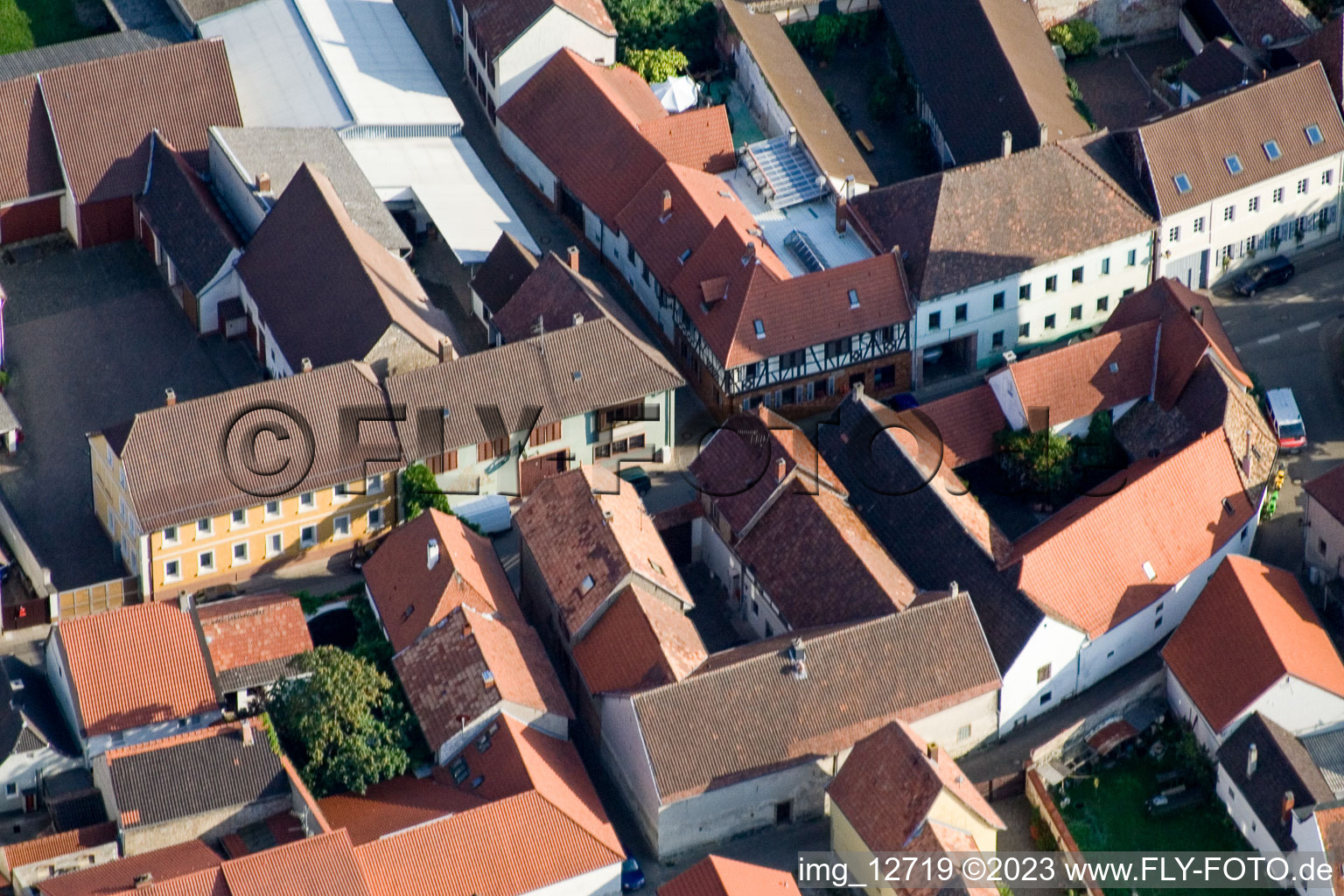 Luftaufnahme von Großkarlbach im Bundesland Rheinland-Pfalz, Deutschland