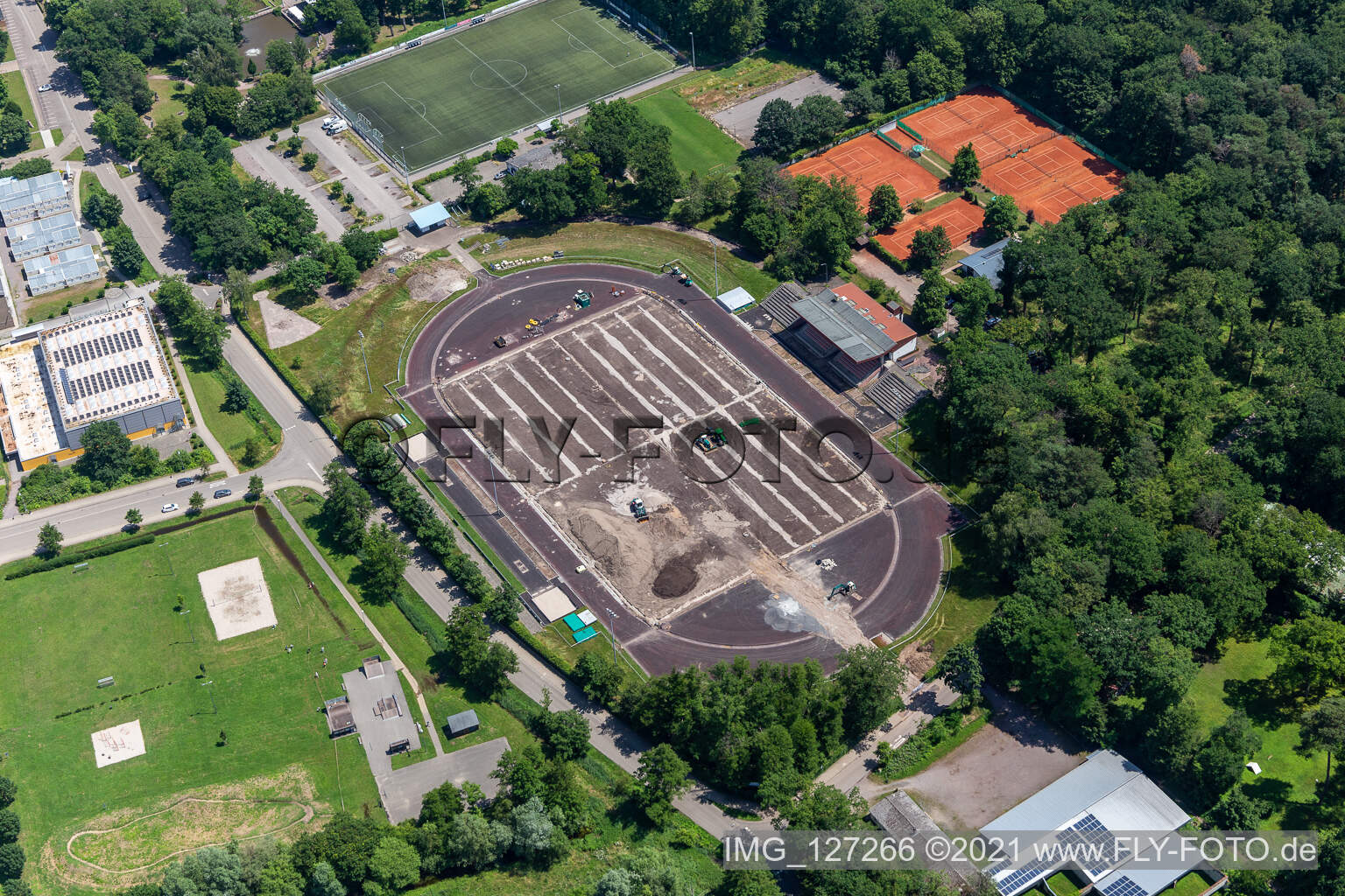 Luftbild von Bienwaldstadion, Neuanlage des Rasens in Kandel im Bundesland Rheinland-Pfalz, Deutschland
