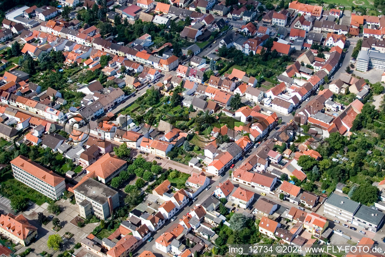 Ortsansicht der Straßen und Häuser der Wohngebiete in Altlußheim im Bundesland Baden-Württemberg, Deutschland
