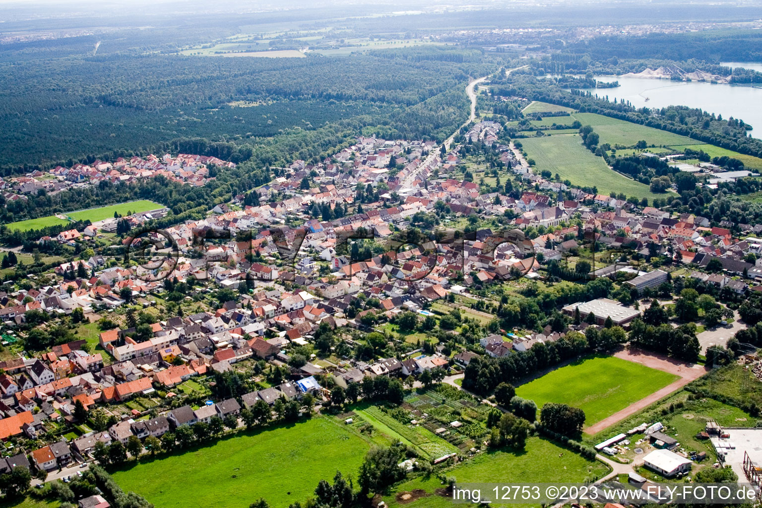 Drohnenaufname von Ortsteil Huttenheim in Philippsburg im Bundesland Baden-Württemberg, Deutschland