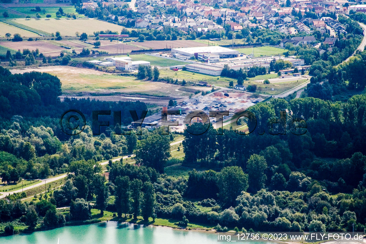 Ortsteil Huttenheim in Philippsburg im Bundesland Baden-Württemberg, Deutschland aus der Drohnenperspektive
