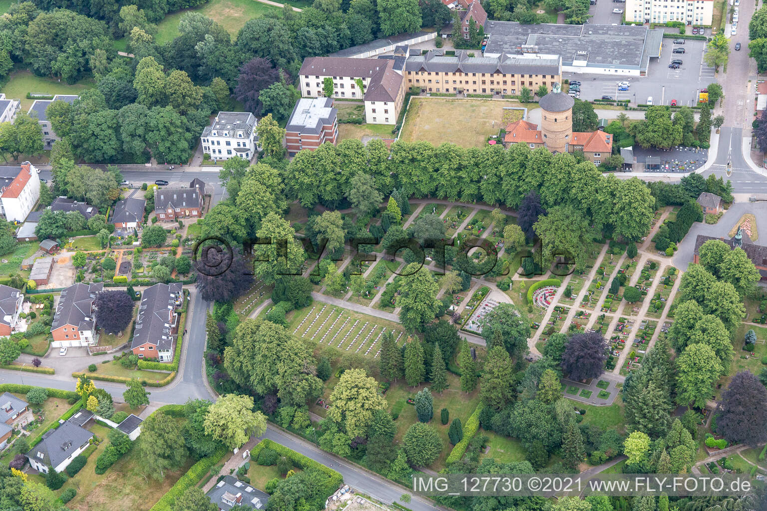 Luftbild von Alter Friedhof Flensburg, Christiansenpark,  Alter Wasserturm im Bundesland Schleswig-Holstein, Deutschland