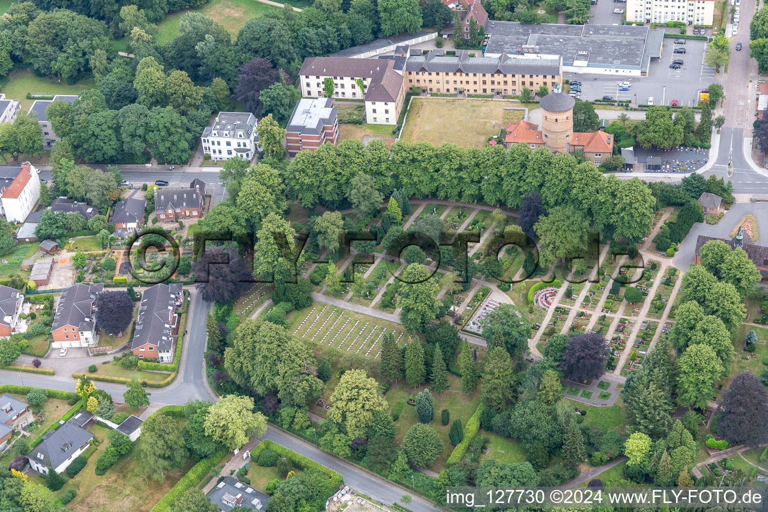 Luftbild von Alter Friedhof Flensburg, Christiansenpark,  Alter Wasserturm im Ortsteil Duburg im Bundesland Schleswig-Holstein, Deutschland