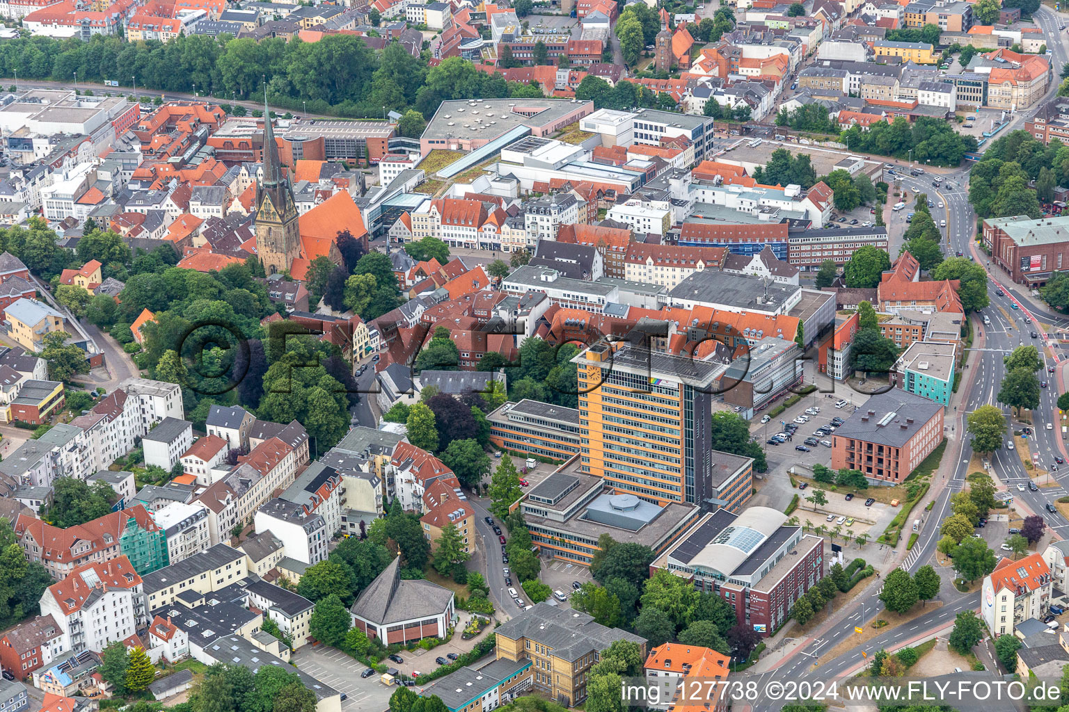 Hochhaus- Gebäude des Rathauses der Stadtverwaltung in Flensburg im Ortsteil Friesischer Berg im Bundesland Schleswig-Holstein, Deutschland