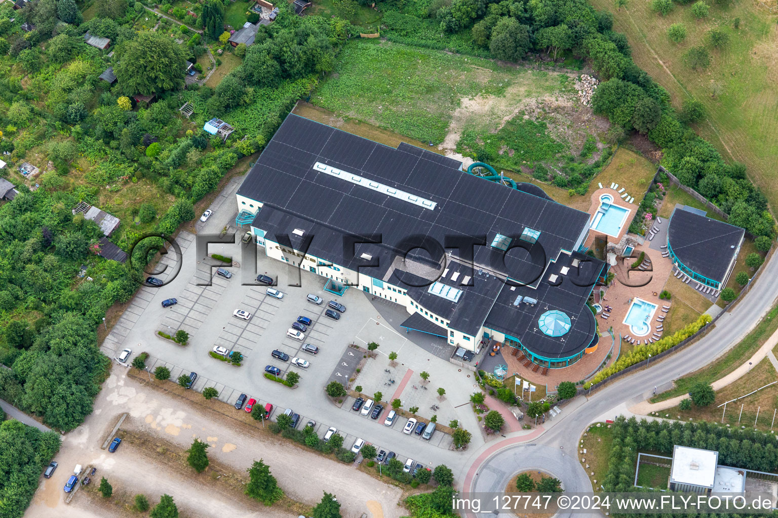 Therme und Schwimmbecken am Freibad der Freizeiteinrichtung Campusbad Flensburg in Flensburg im Ortsteil Bredeberg im Bundesland Schleswig-Holstein, Deutschland