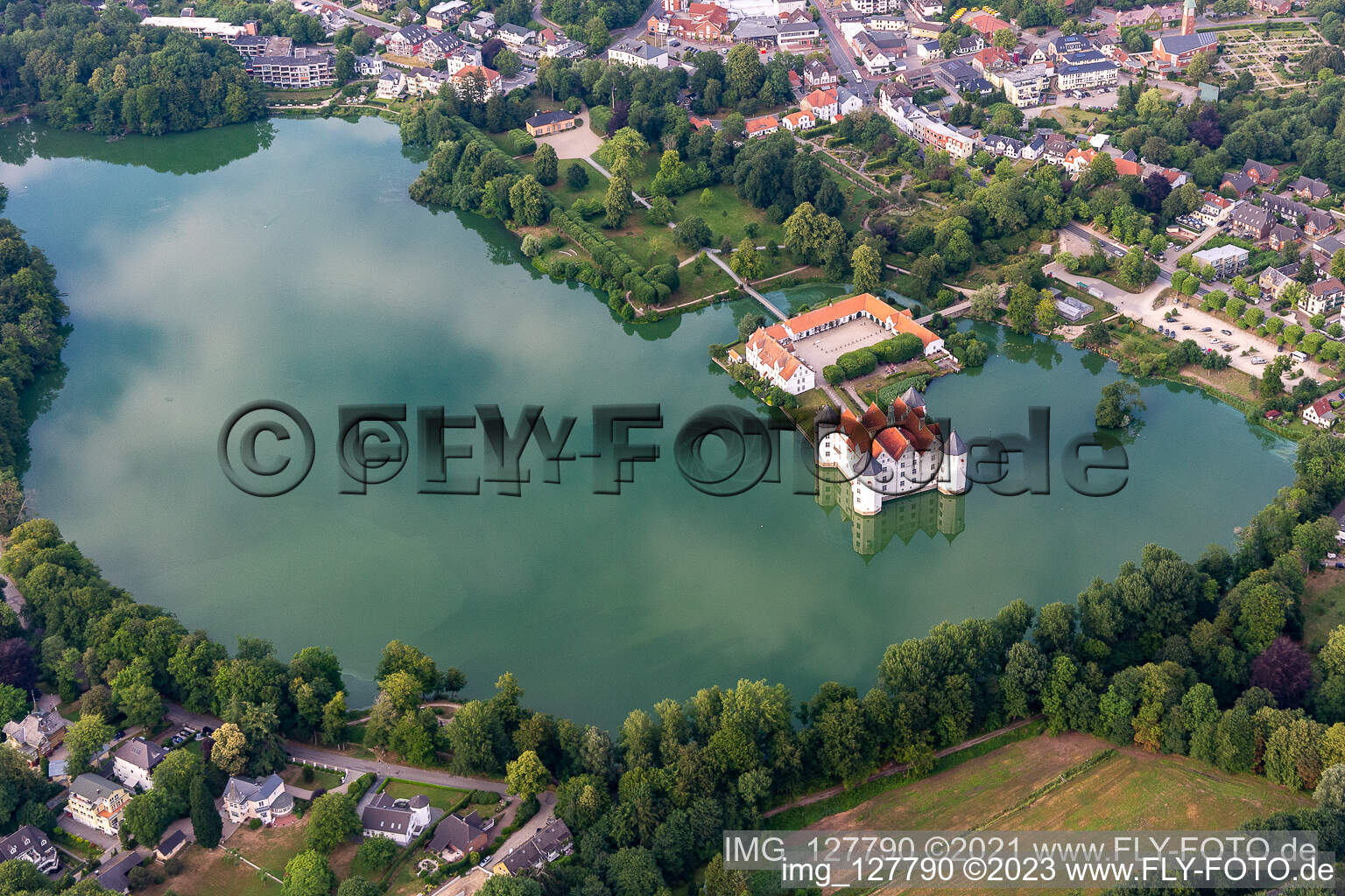 Luftbild von Gebäude und Schloßpark- Anlagen des Renaissancewasserschloss am Schlossteich in Glücksburg (Ostsee) im Bundesland Schleswig-Holstein, Deutschland