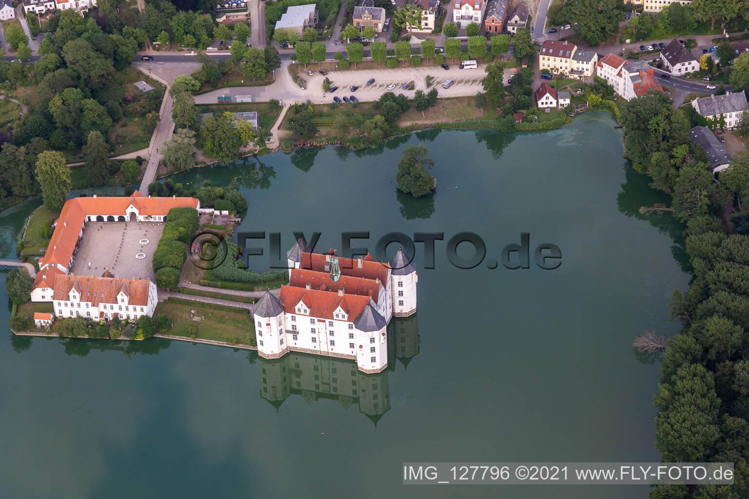 Schloss Glücksburg im Schloßteich im Bundesland Schleswig-Holstein, Deutschland aus der Luft