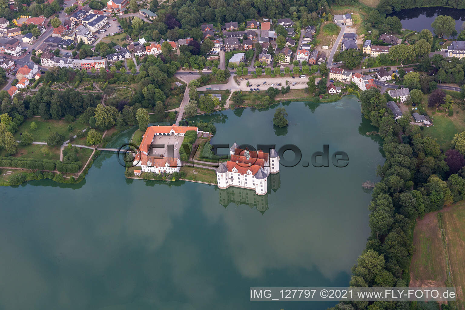 Schloss Glücksburg im Schloßteich im Bundesland Schleswig-Holstein, Deutschland von oben gesehen