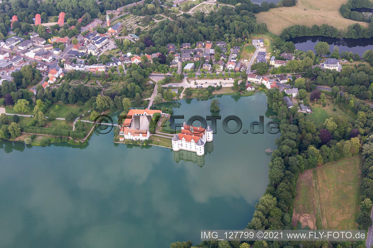 Schloss Glücksburg im Schloßteich im Bundesland Schleswig-Holstein, Deutschland vom Flugzeug aus