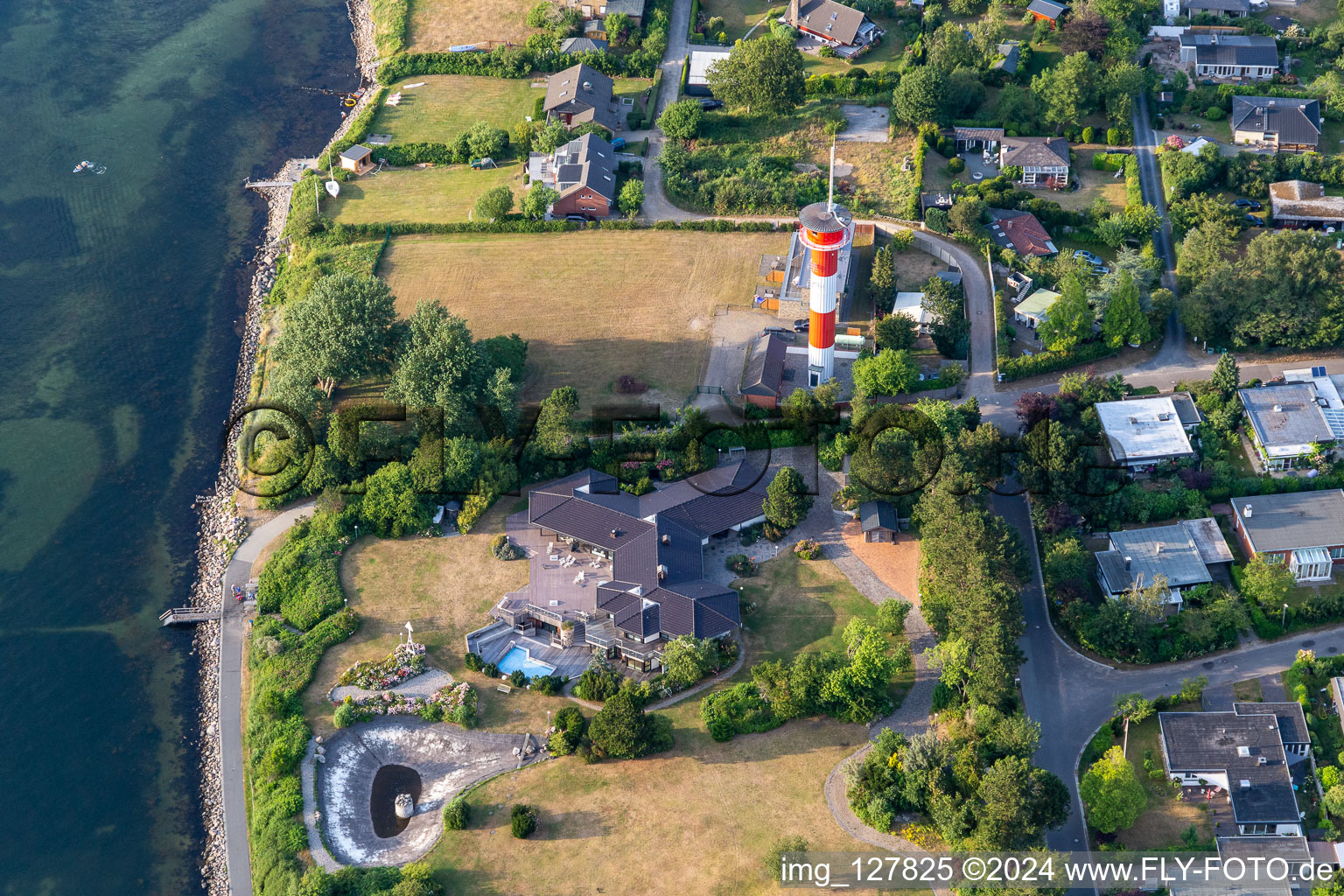 Luftbild von Leuchtturm im Küstenbereich der Förde an der ehemaligen Villa von Beate Uhse in Schausende in Glücksburg im Bundesland Schleswig-Holstein, Deutschland