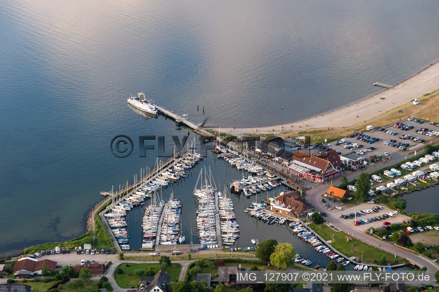 Luftbild von Yachthafen mit Bootsliegeplätzen am Uferbereich Langballigau in Langballig im Bundesland Schleswig-Holstein, Deutschland