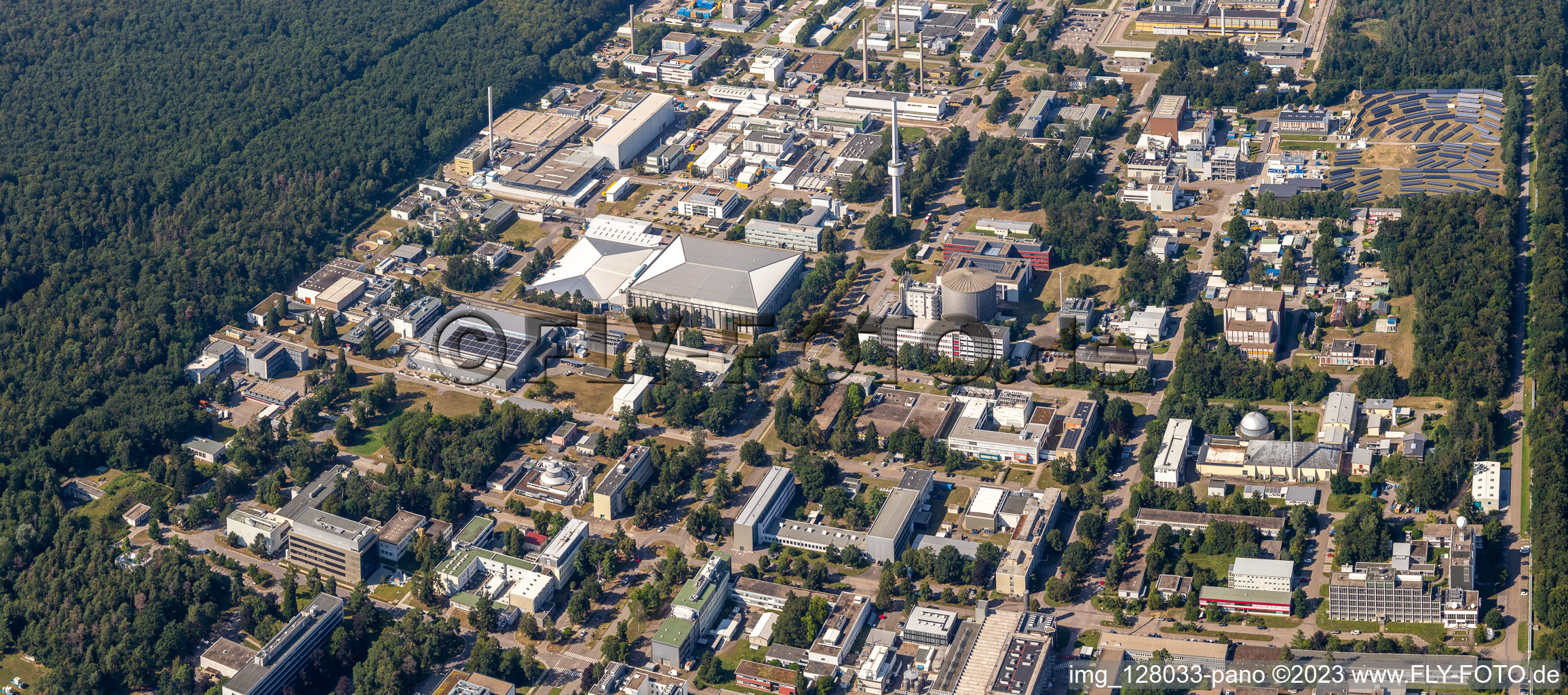 Luftbild von Campus- Gebäude der Universität KIT - Campus Nord (ehemaliges Kernforschungszentrum Karlsruhe) im Hintergrund von Leopoldshafen in Eggenstein-Leopoldshafen im Bundesland Baden-Württemberg, Deutschland