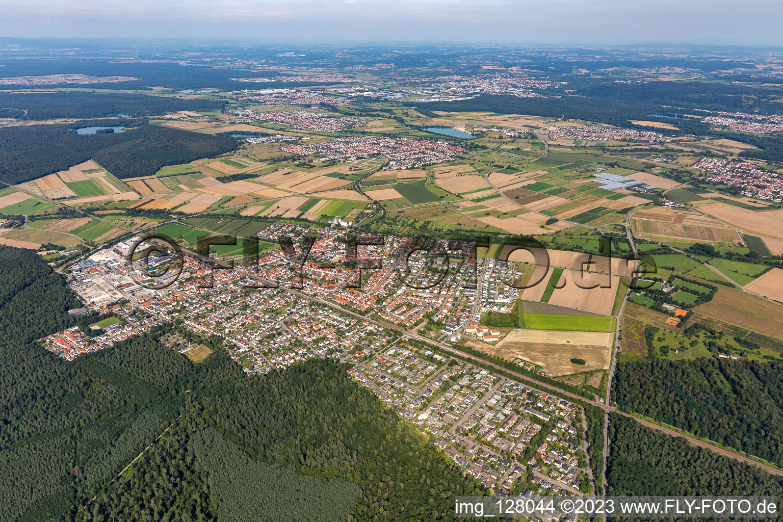 Ortsansicht der Straßen und Häuser der Wohngebiete im Ortsteil Friedrichstal in Stutensee im Bundesland Baden-Württemberg, Deutschland