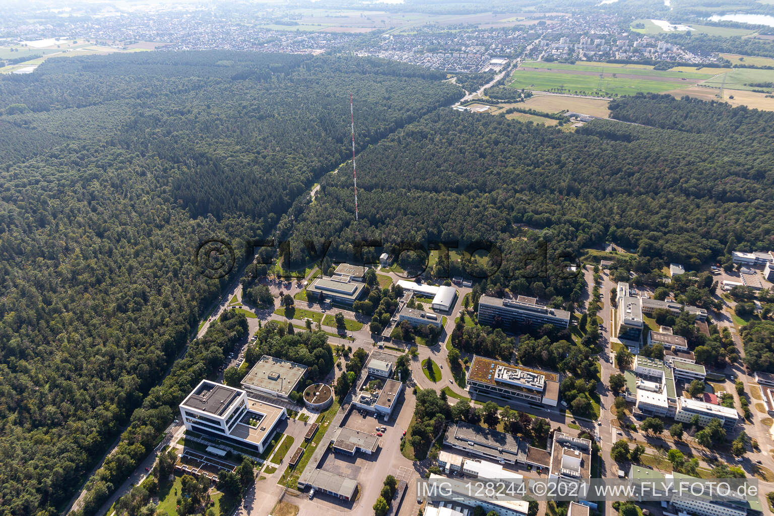 Schrägluftbild von Campus- Gebäude der Universität KIT - Campus Nord (ehemaliges Kernforschungszentrum Karlsruhe) im Hintergrund von Leopoldshafen in Eggenstein-Leopoldshafen im Bundesland Baden-Württemberg, Deutschland