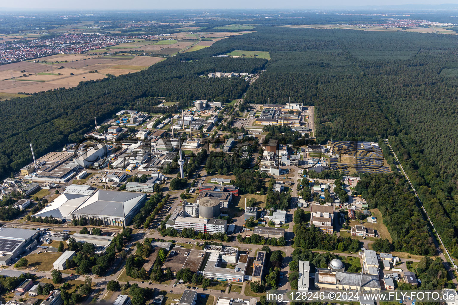Campus- Gebäude der Universität KIT - Campus Nord (ehemaliges Kernforschungszentrum Karlsruhe) im Hintergrund von Leopoldshafen in Eggenstein-Leopoldshafen im Bundesland Baden-Württemberg, Deutschland von oben