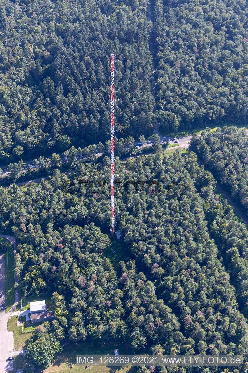 Turm zur Messung der radioaktiven Belastung der Luft des KIT Campus Nord (früher Kernforschungszentrum Karlsruhe) im Hardtwald in Eggenstein-Leopoldshafen im Bundesland Baden-Württemberg, Deutschland