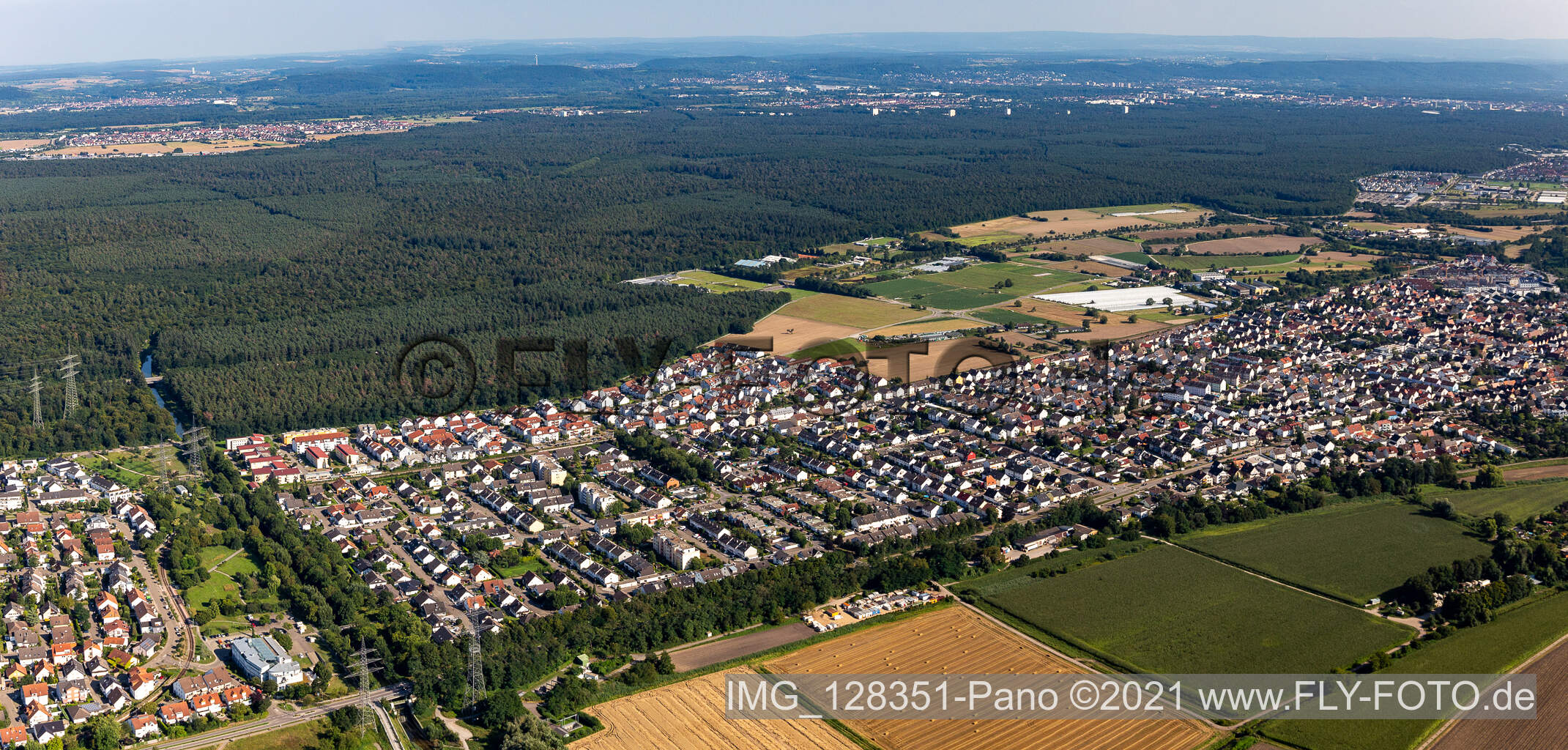 Schrägluftbild von Ortsteil Eggenstein in Eggenstein-Leopoldshafen im Bundesland Baden-Württemberg, Deutschland