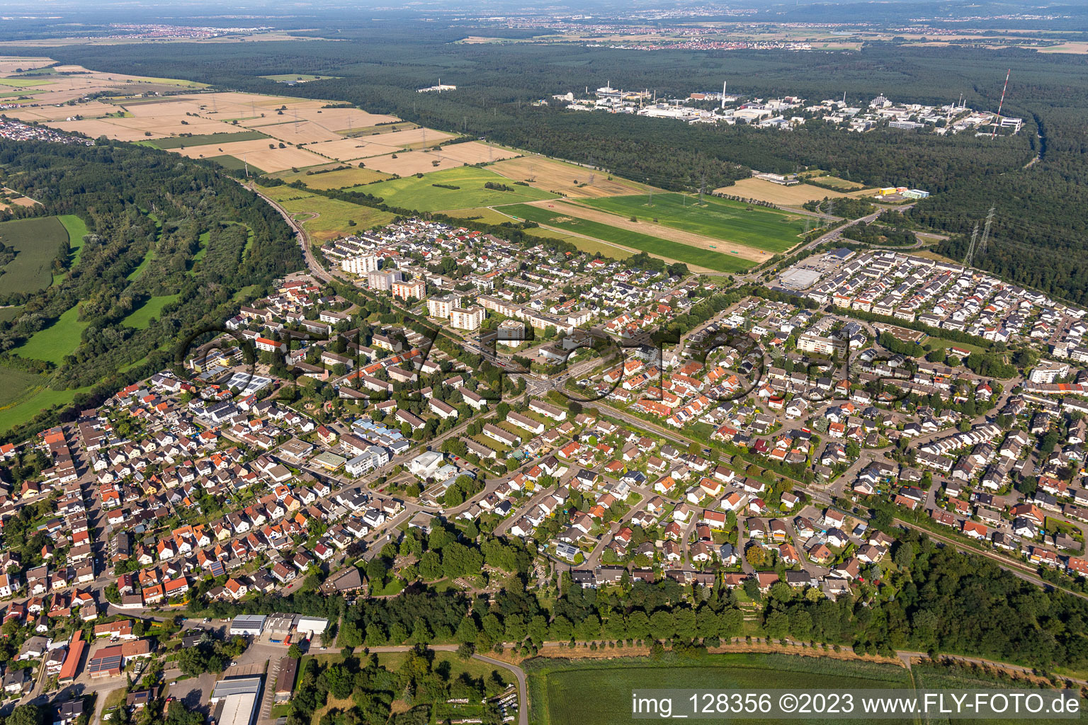 Luftbild von Ortsansicht der Straßen und Häuser der Wohngebiete im Ortsteil Leopoldshafen in Eggenstein-Leopoldshafen im Bundesland Baden-Württemberg, Deutschland