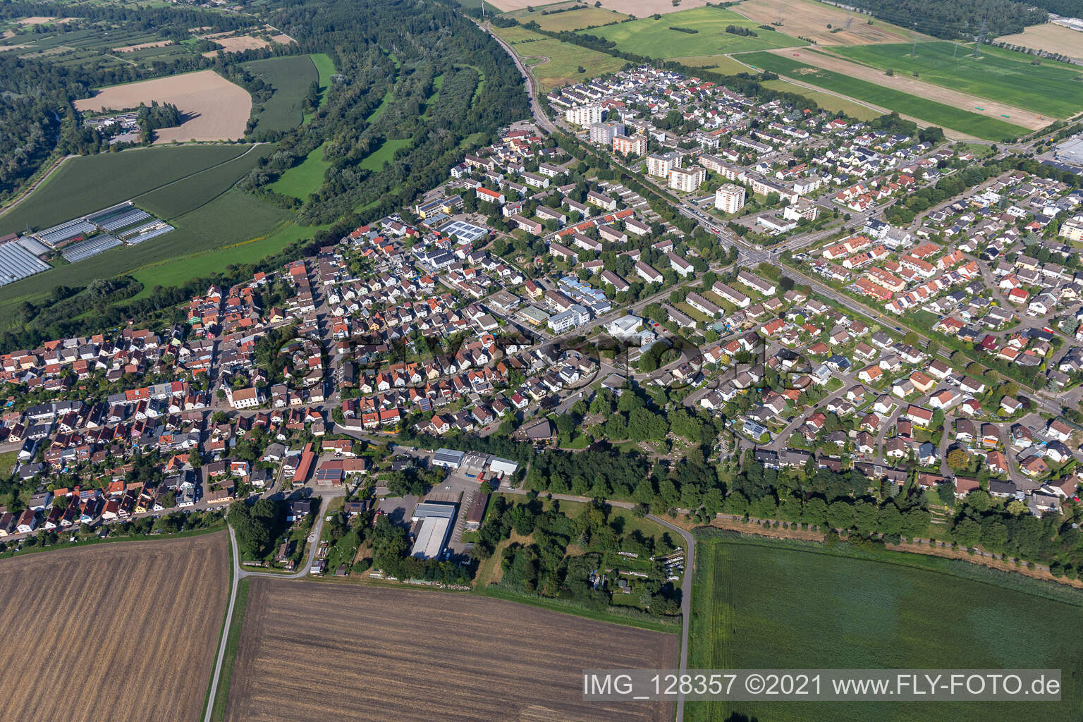 Luftaufnahme von Ortsansicht der Straßen und Häuser der Wohngebiete im Ortsteil Leopoldshafen in Eggenstein-Leopoldshafen im Bundesland Baden-Württemberg, Deutschland
