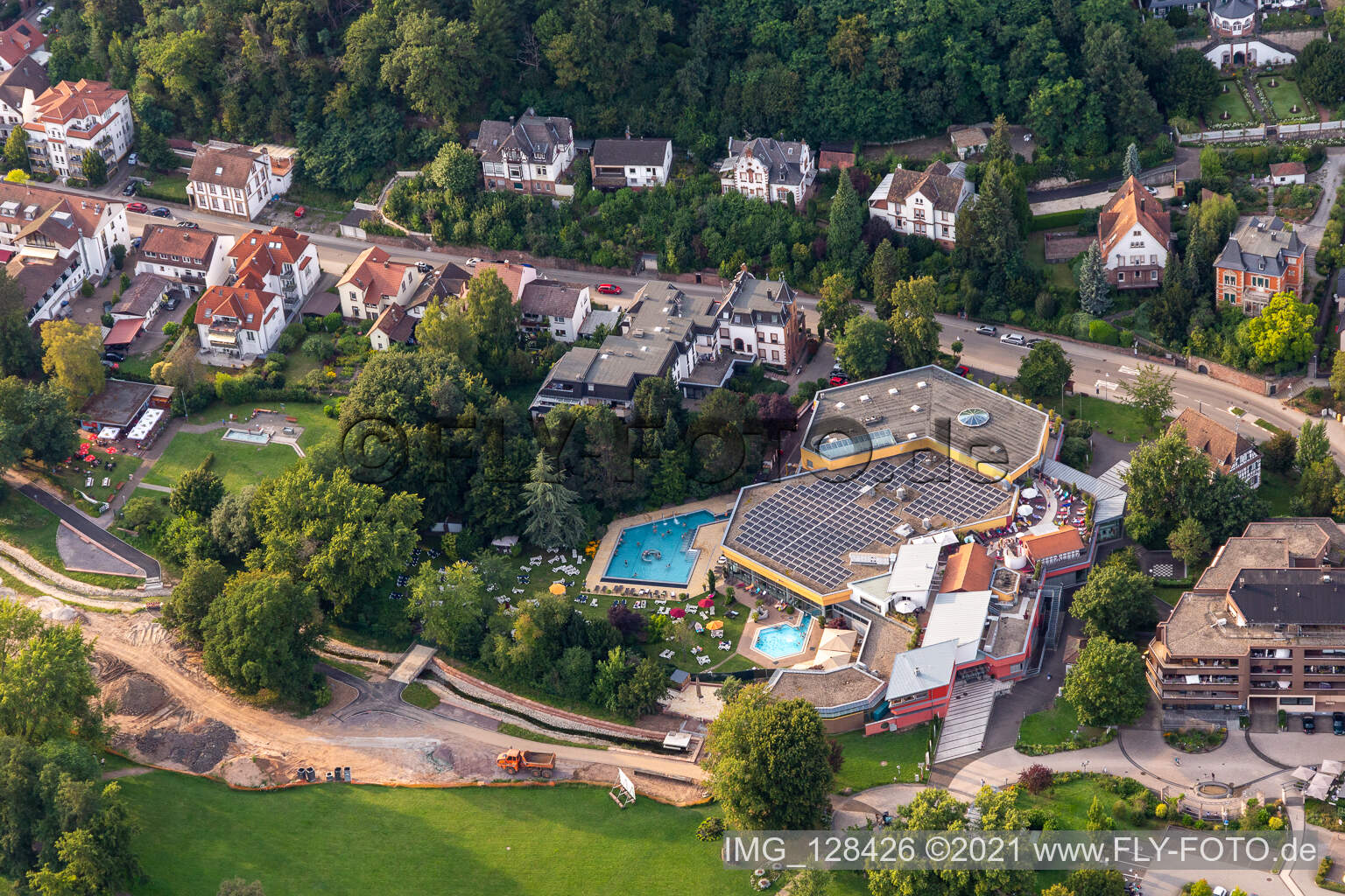 Luftaufnahme von Therme und Schwimmbecken der Südpfalz Therme in Bad Bergzabern im Bundesland Rheinland-Pfalz, Deutschland