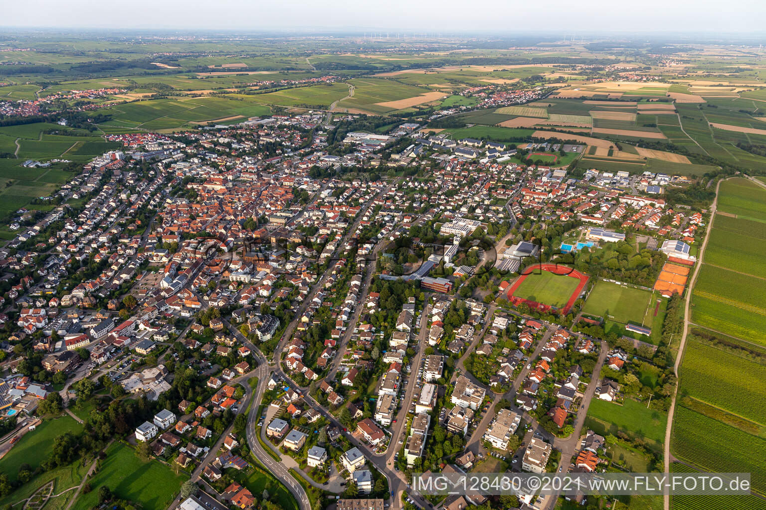 Bad Bergzabern im Bundesland Rheinland-Pfalz, Deutschland von der Drohne aus gesehen