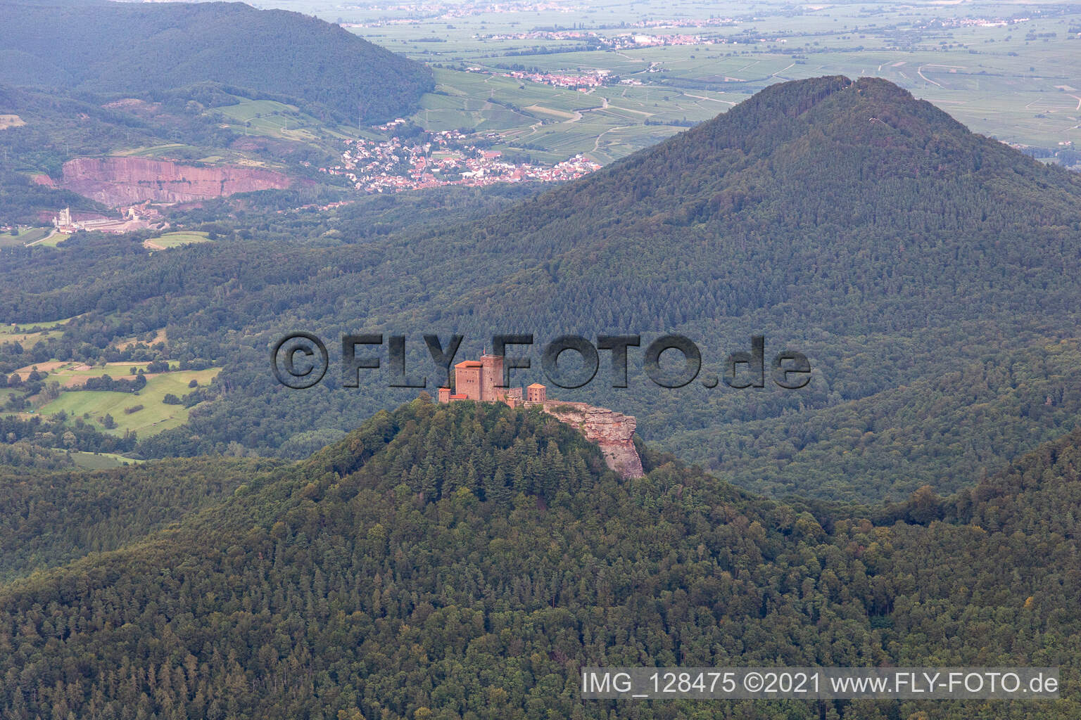Burg Trifels im Ortsteil Bindersbach in Annweiler am Trifels im Bundesland Rheinland-Pfalz, Deutschland von oben