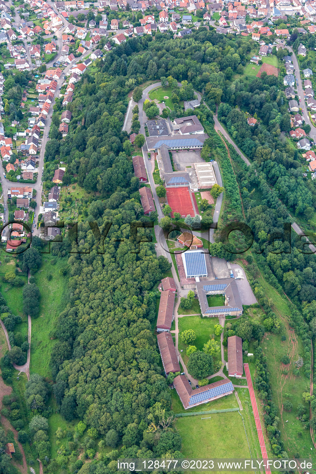 Schulgebäude und Sportplatz des evangelischen Trifels-Gymnasium in Annweiler am Trifels im Bundesland Rheinland-Pfalz, Deutschland