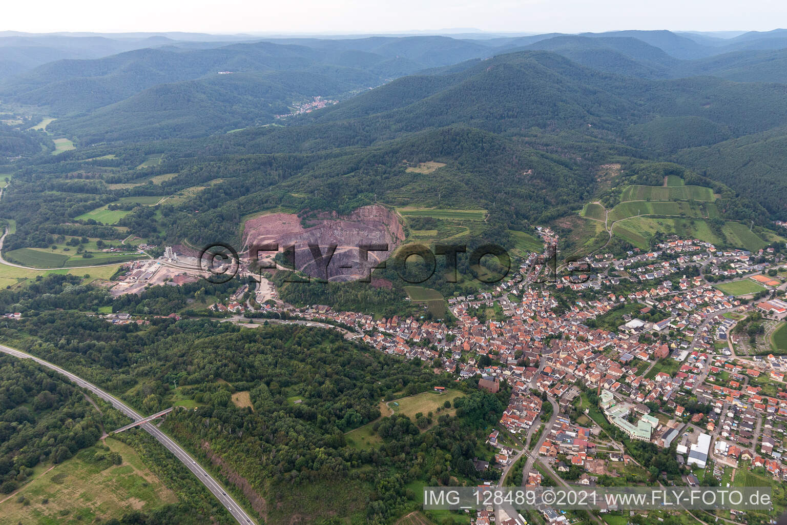 Albersweiler im Bundesland Rheinland-Pfalz, Deutschland von oben gesehen
