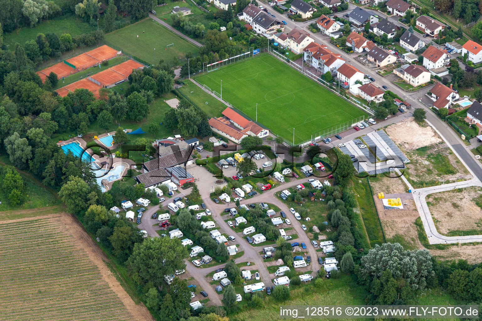 Campingplatz Klingbachtal mit Wohnwagen und Zelten und Freibad in Billigheim-Ingenheim im Ortsteil Klingen in Heuchelheim-Klingen im Bundesland Rheinland-Pfalz, Deutschland