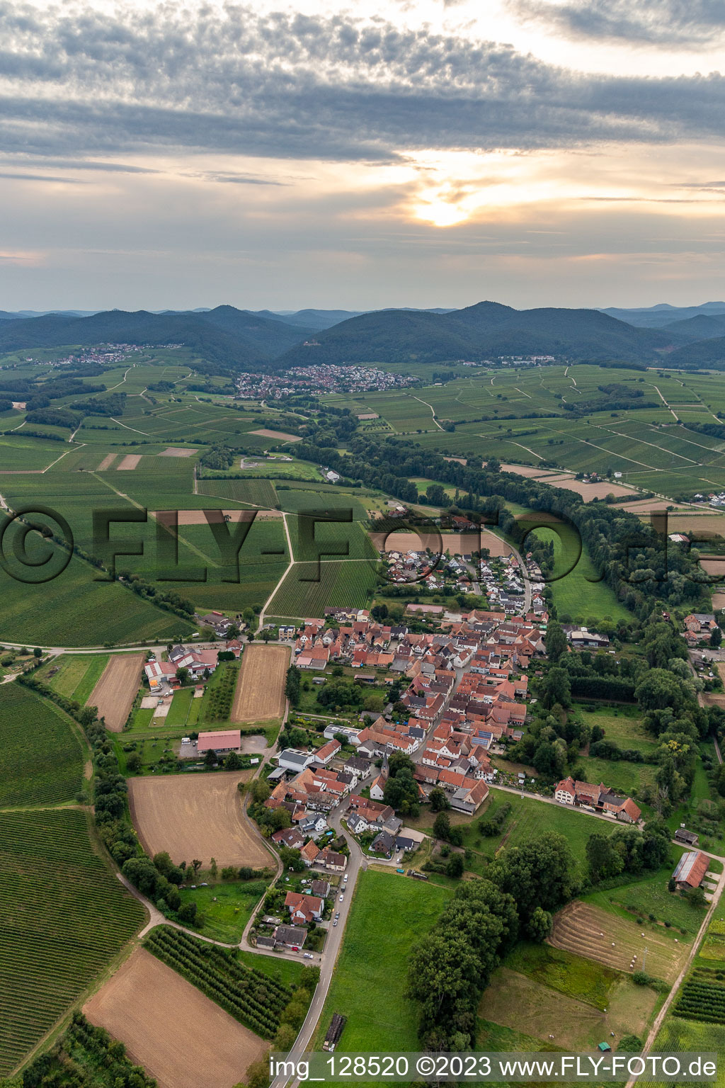 Luftbild von Dorf - Ansicht am Rande von landwirtschaftlichen Feldern und Nutzflächen im Ortsteil Klingen in Heuchelheim-Klingen im Bundesland Rheinland-Pfalz, Deutschland