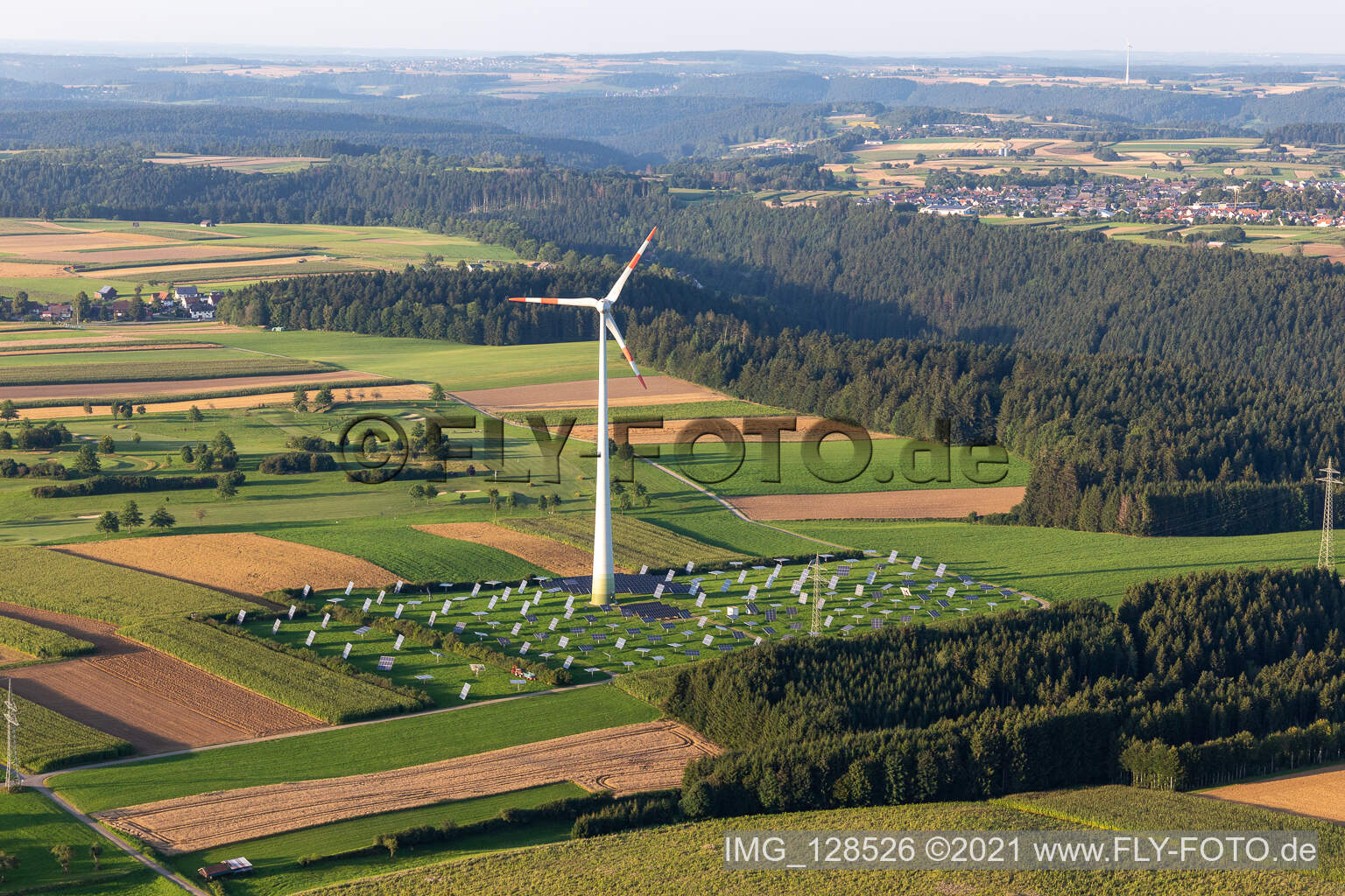 Luftbild von Windenergieanlage (WEA) - Windrad- auf einem Photovoltaik-Solaranalagen Feld neben Hochspannungsleitung in Alpirsbach im Bundesland Baden-Württemberg, Deutschland