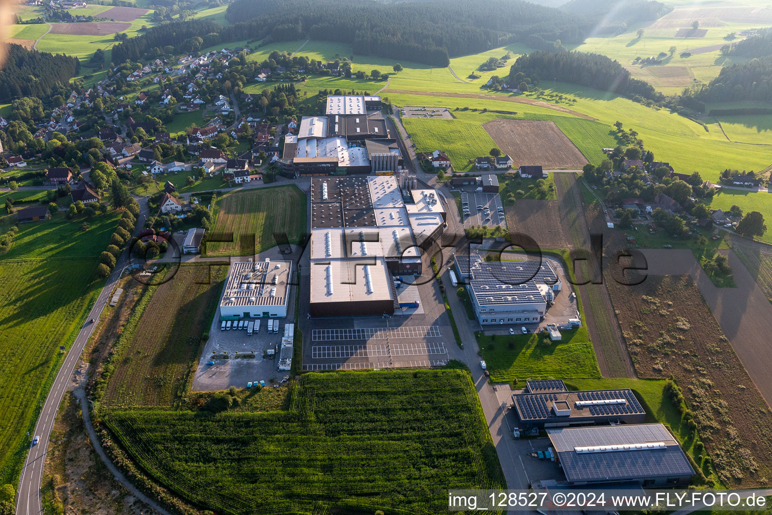 Luftaufnahme von Gebäude und Produktionshallen auf dem Werksgelände der Saier Verpackungstechnik in Alpirsbach im Bundesland Baden-Württemberg, Deutschland