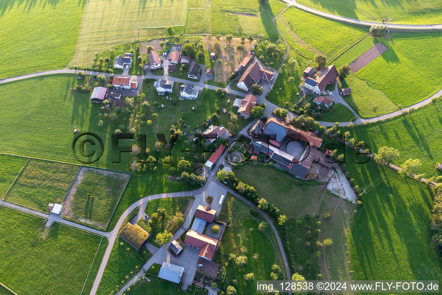 Vierundzwanzig Höfe im Ortsteil Äußerer Vogelsberg in Loßburg im Bundesland Baden-Württemberg, Deutschland