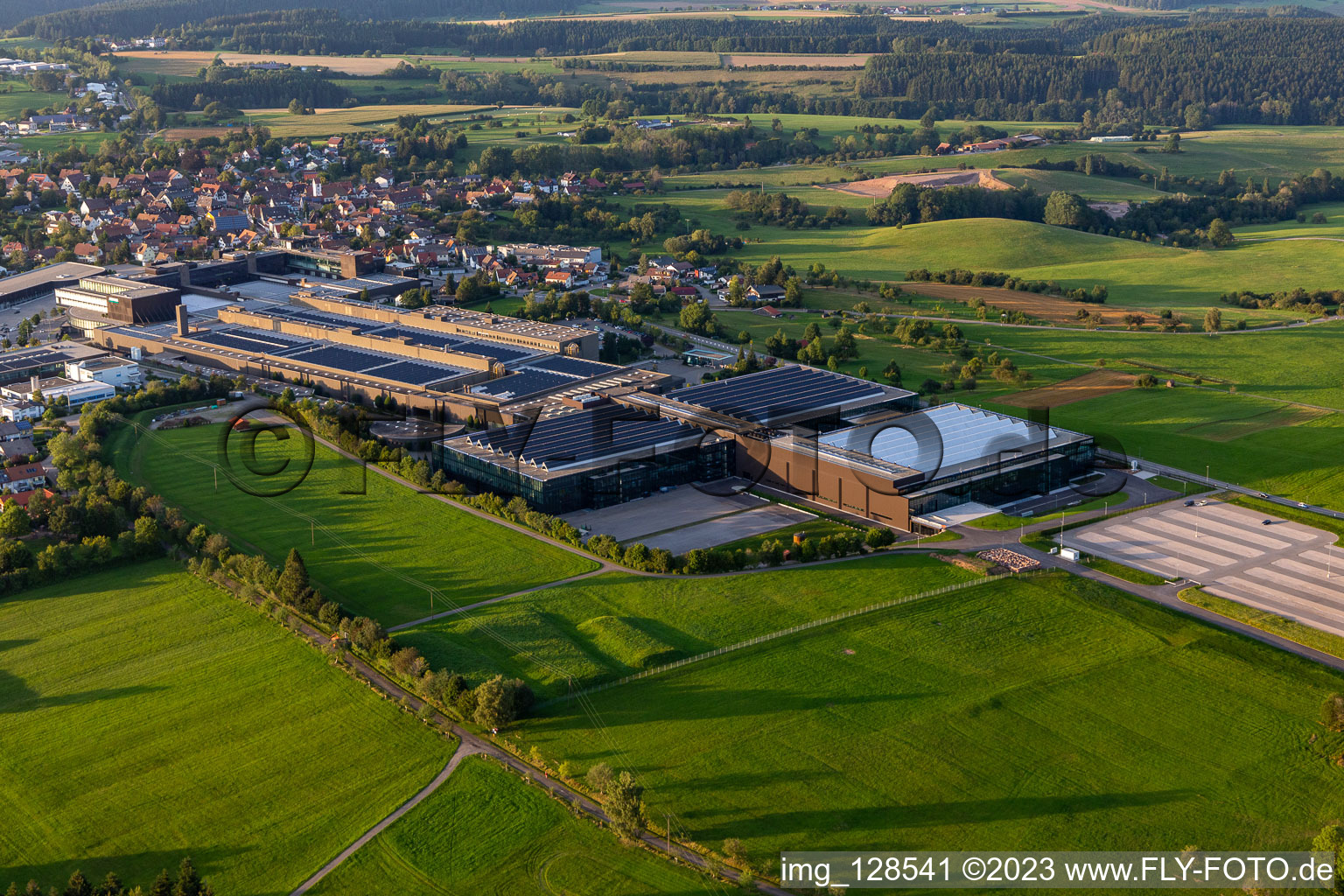 Gebäude und Produktionshallen auf dem Fabrikgelände der ARBURG GmbH + Co KG in Loßburg im Bundesland Baden-Württemberg, Deutschland