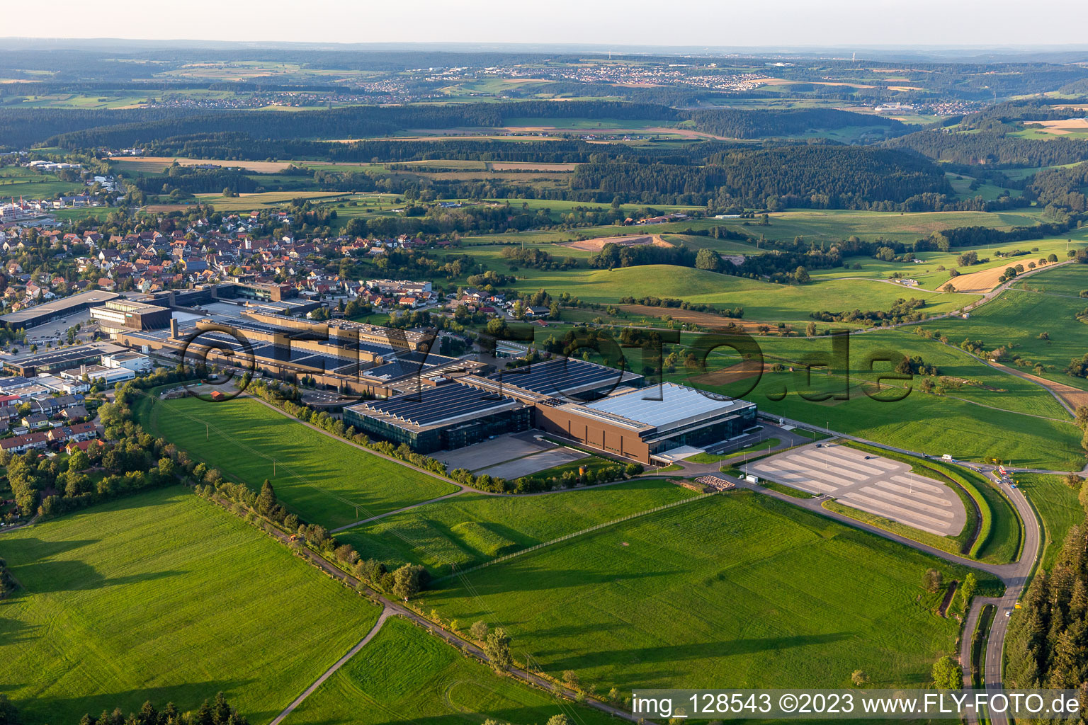 Luftbild von Gebäude und Produktionshallen auf dem Fabrikgelände der ARBURG GmbH + Co KG in Loßburg im Bundesland Baden-Württemberg, Deutschland