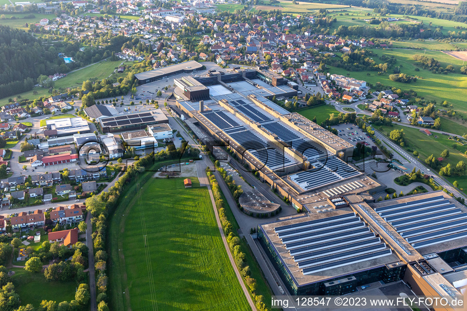 Luftaufnahme von Gebäude und Produktionshallen auf dem Fabrikgelände der ARBURG GmbH + Co KG in Loßburg im Bundesland Baden-Württemberg, Deutschland
