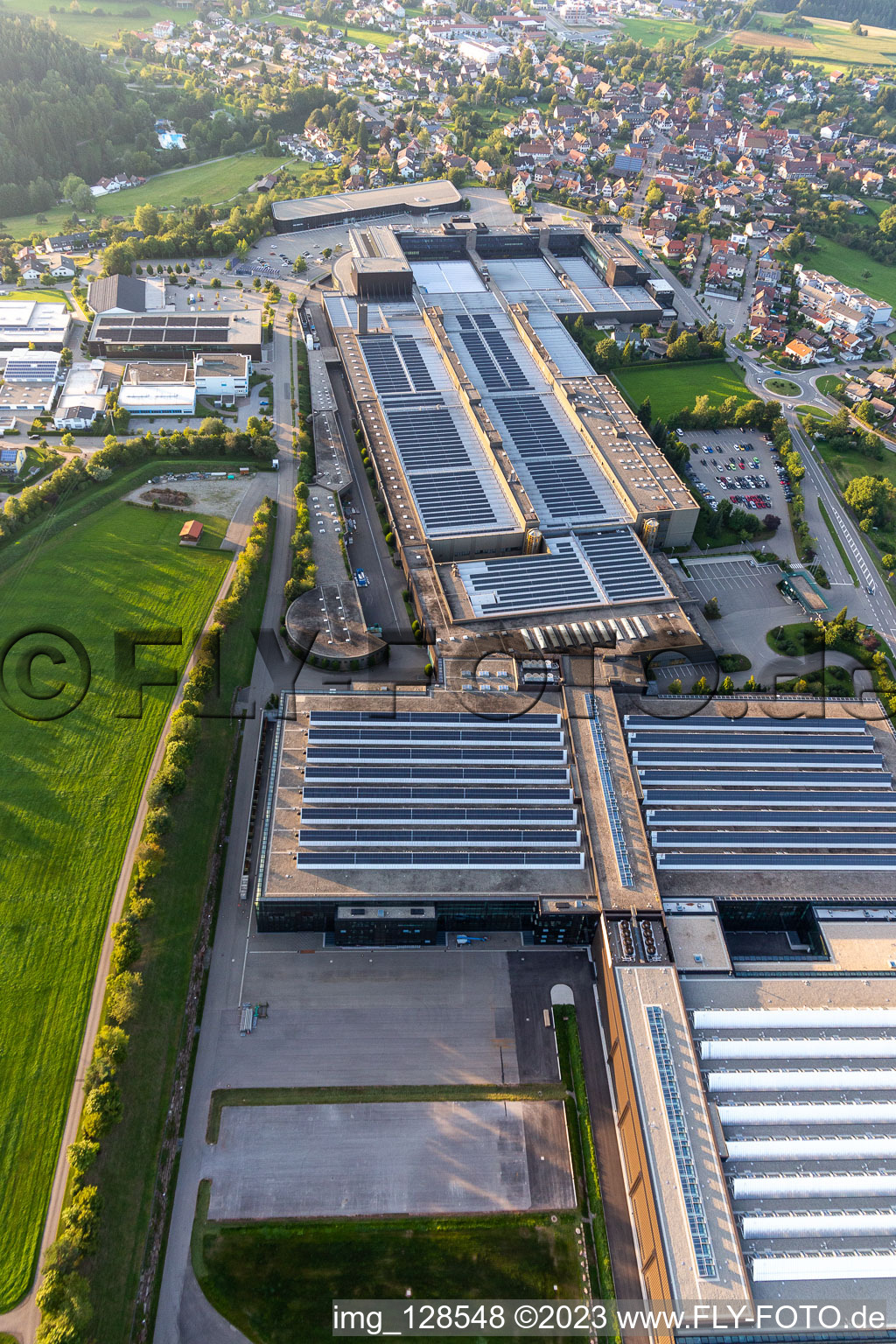 Schrägluftbild von Gebäude und Produktionshallen auf dem Fabrikgelände der ARBURG GmbH + Co KG in Loßburg im Bundesland Baden-Württemberg, Deutschland