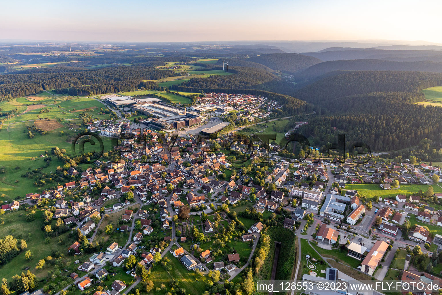 Stadtgebiet mit Außenbezirken und Innenstadtbereich in Loßburg im Schwarzwald im Bundesland Baden-Württemberg, Deutschland