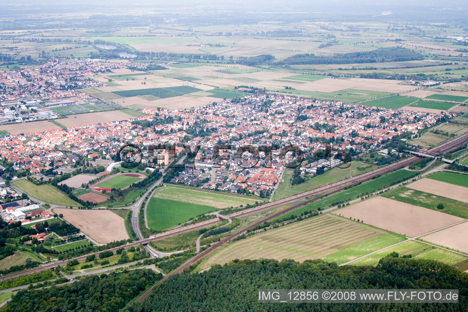 Schrägluftbild von Neulußheim im Bundesland Baden-Württemberg, Deutschland
