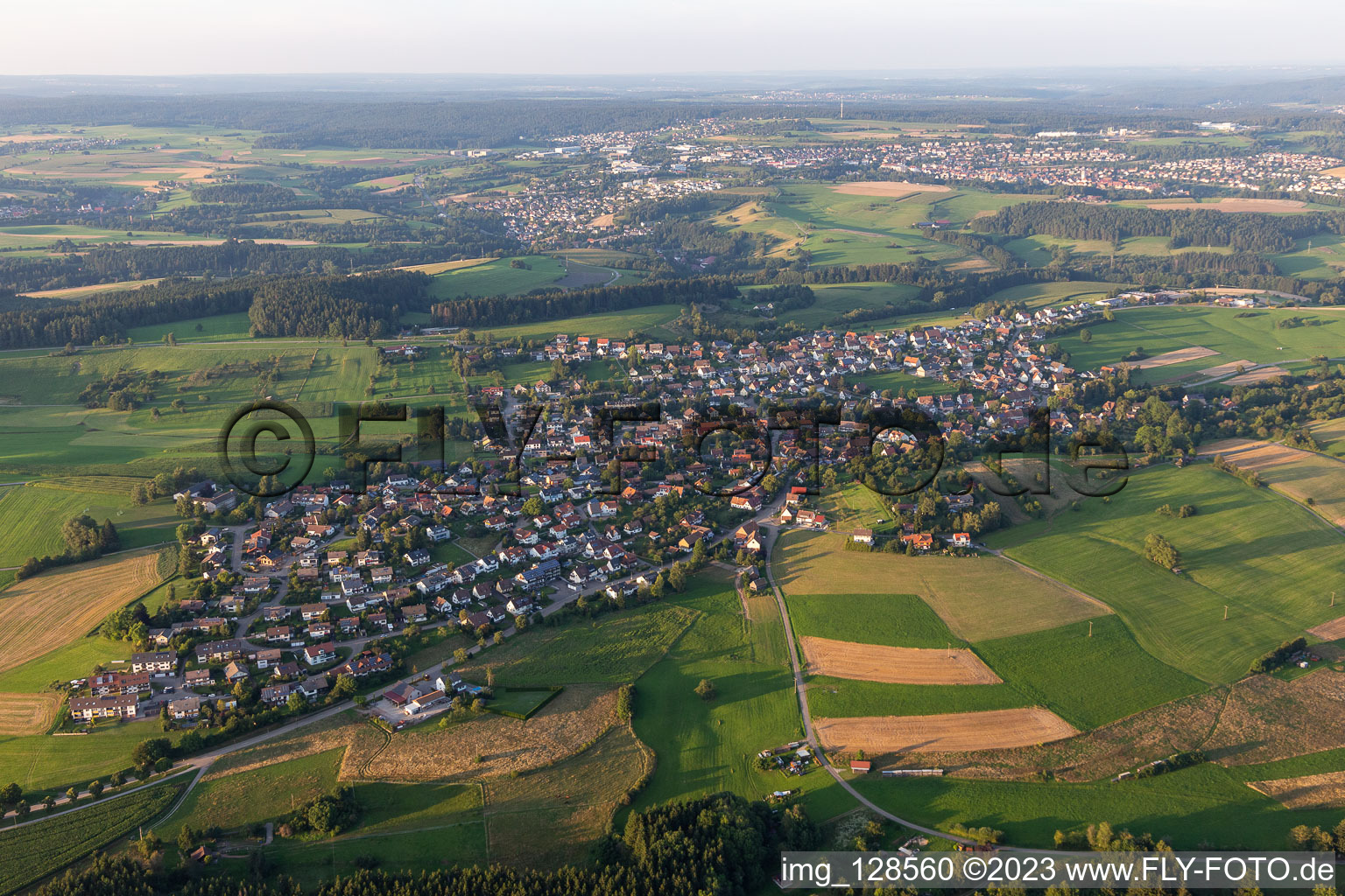 Ortsansicht am Rande von landwirtschaftlichen Feldern und Nutzflächen in Dietersweiler in Freudenstadt im Bundesland Baden-Württemberg, Deutschland