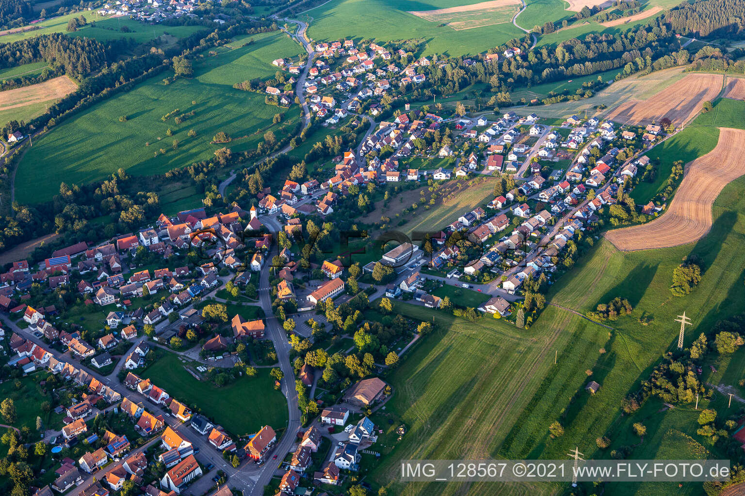 Ortsansicht am Rande von landwirtschaftlichen Feldern und Nutzflächen in Wittlensweiler in Freudenstadt im Bundesland Baden-Württemberg, Deutschland