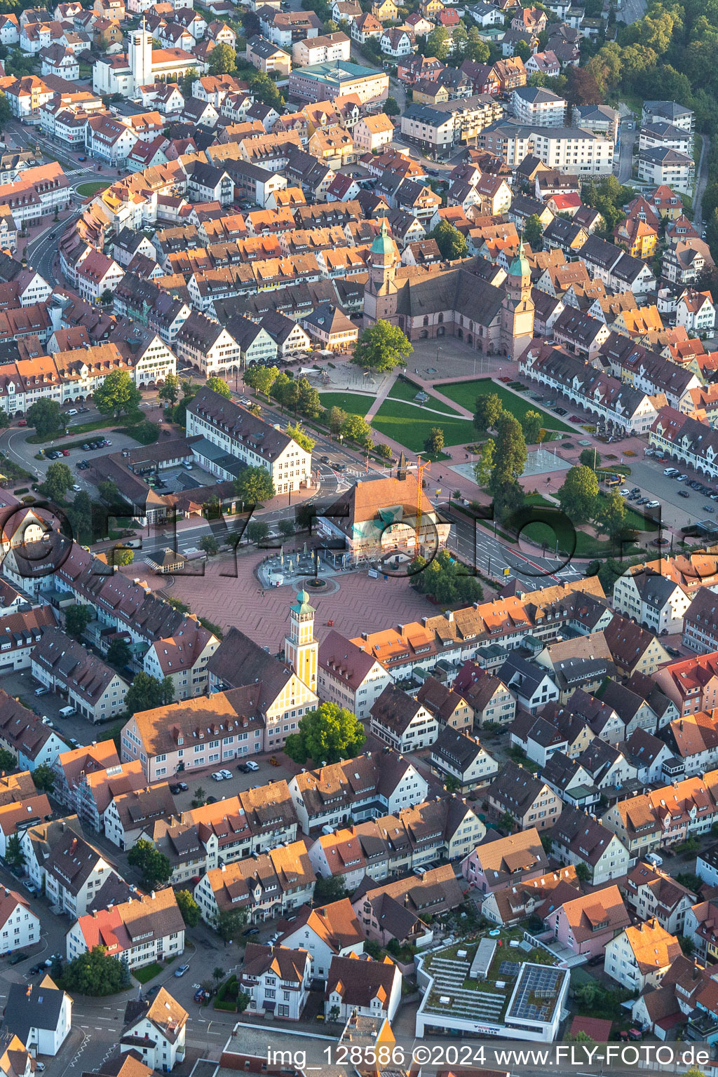 Gebäude des Rathauses der Stadtverwaltung am Marktplatz der Innenstadt in Freudenstadt im Bundesland Baden-Württemberg, Deutschland