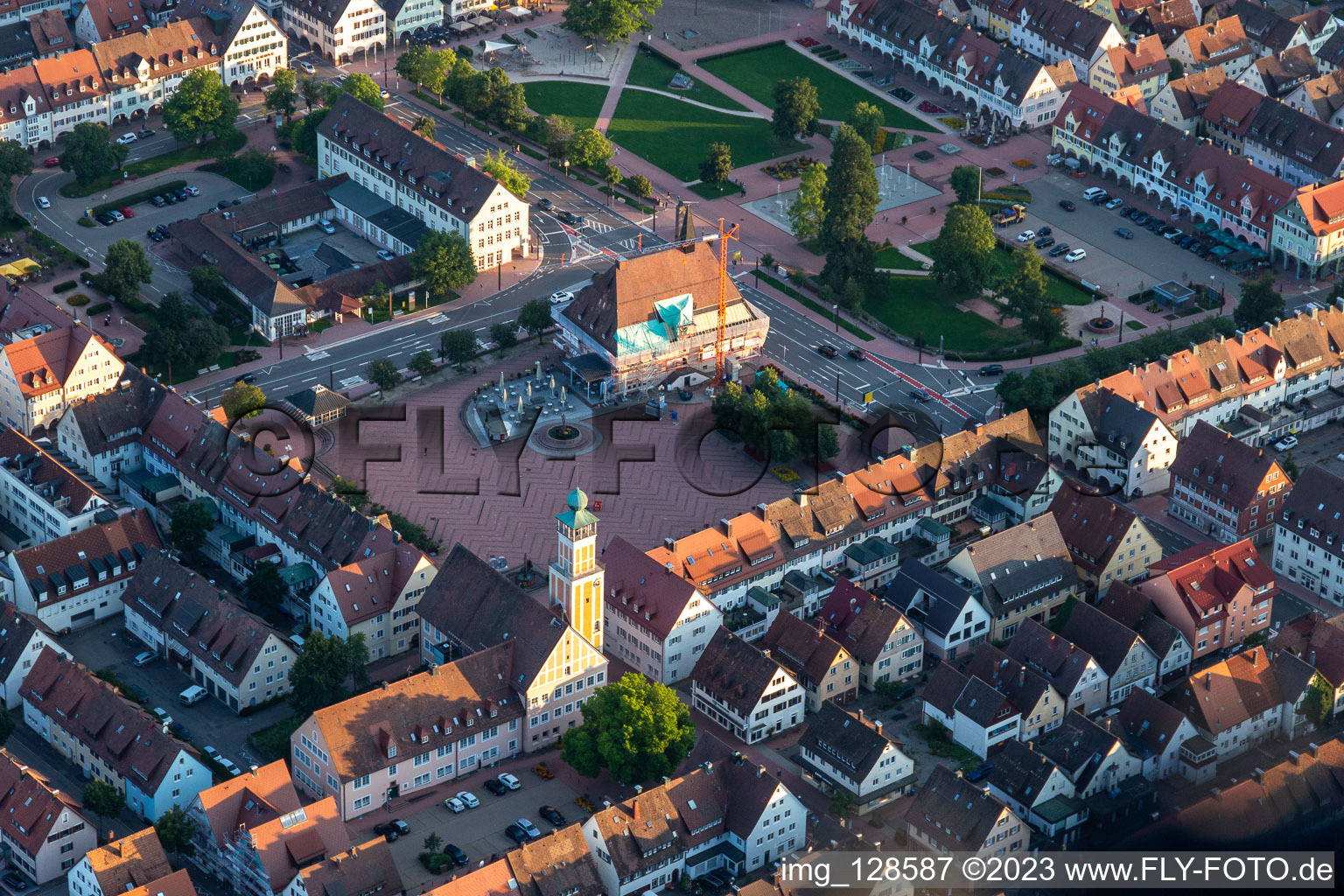 Luftbild von Gebäude des Rathauses der Stadtverwaltung am Marktplatz der Innenstadt in Freudenstadt im Bundesland Baden-Württemberg, Deutschland