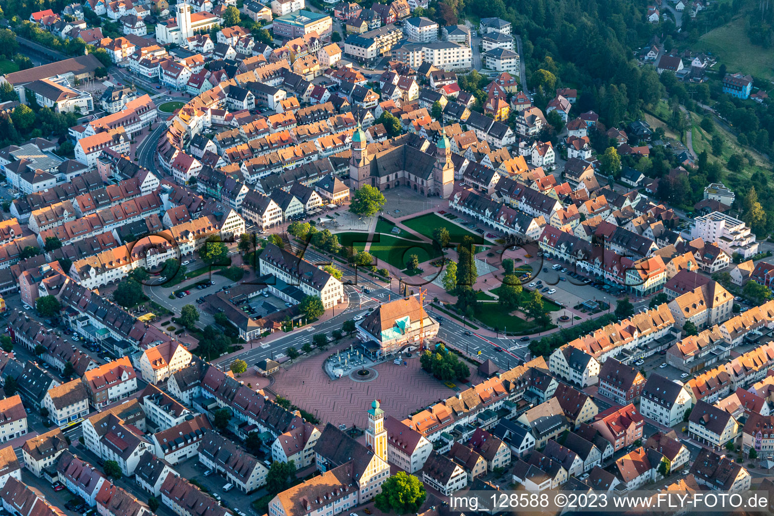 Luftaufnahme von Gebäude des Rathauses der Stadtverwaltung am Marktplatz der Innenstadt in Freudenstadt im Bundesland Baden-Württemberg, Deutschland