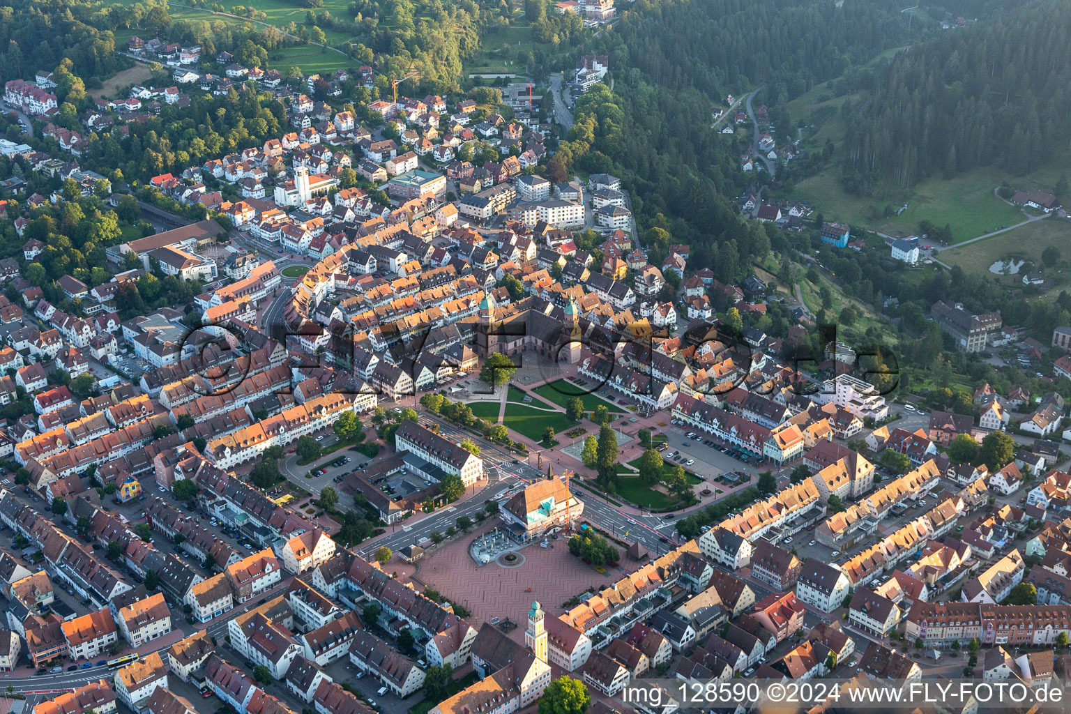 Schrägluftbild von Gebäude des Rathauses der Stadtverwaltung am Marktplatz der Innenstadt in Freudenstadt im Bundesland Baden-Württemberg, Deutschland