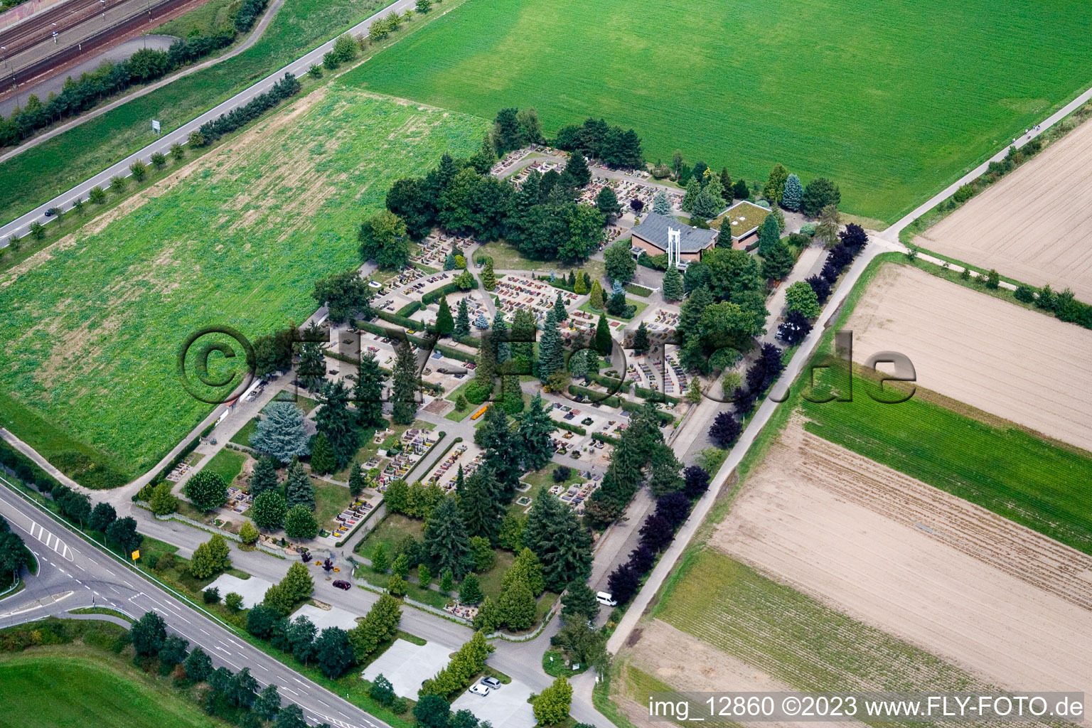 Luftbild von Neulußheim, Friedhof im Bundesland Baden-Württemberg, Deutschland