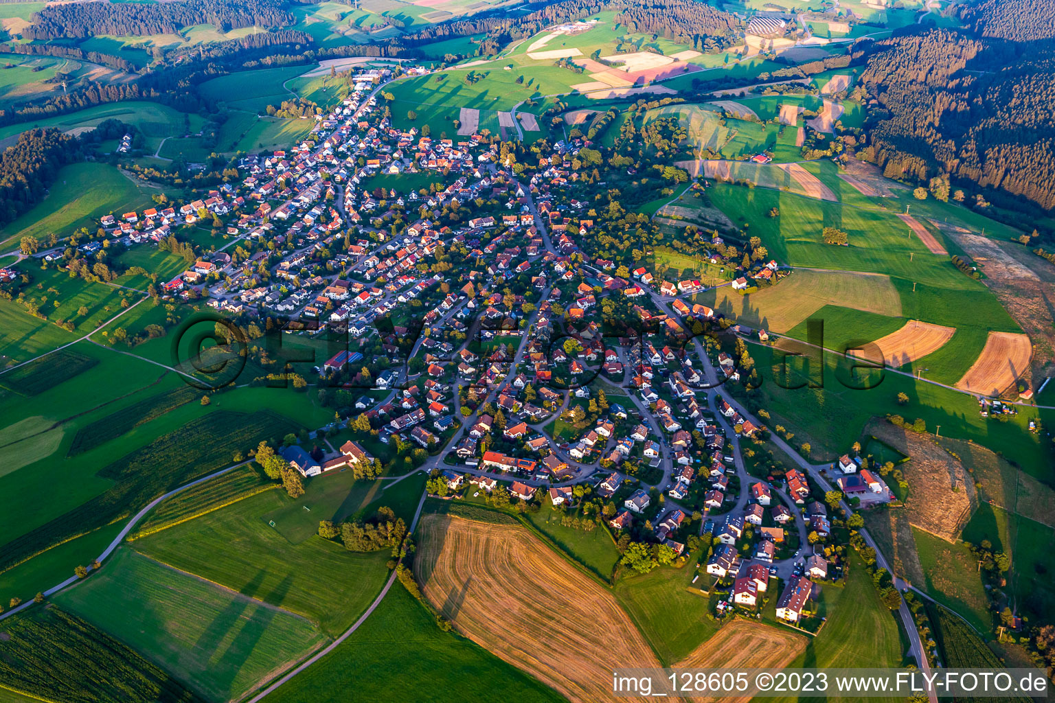 Luftbild von Ortsansicht am Rande von landwirtschaftlichen Feldern und Nutzflächen in Dietersweiler in Freudenstadt im Bundesland Baden-Württemberg, Deutschland