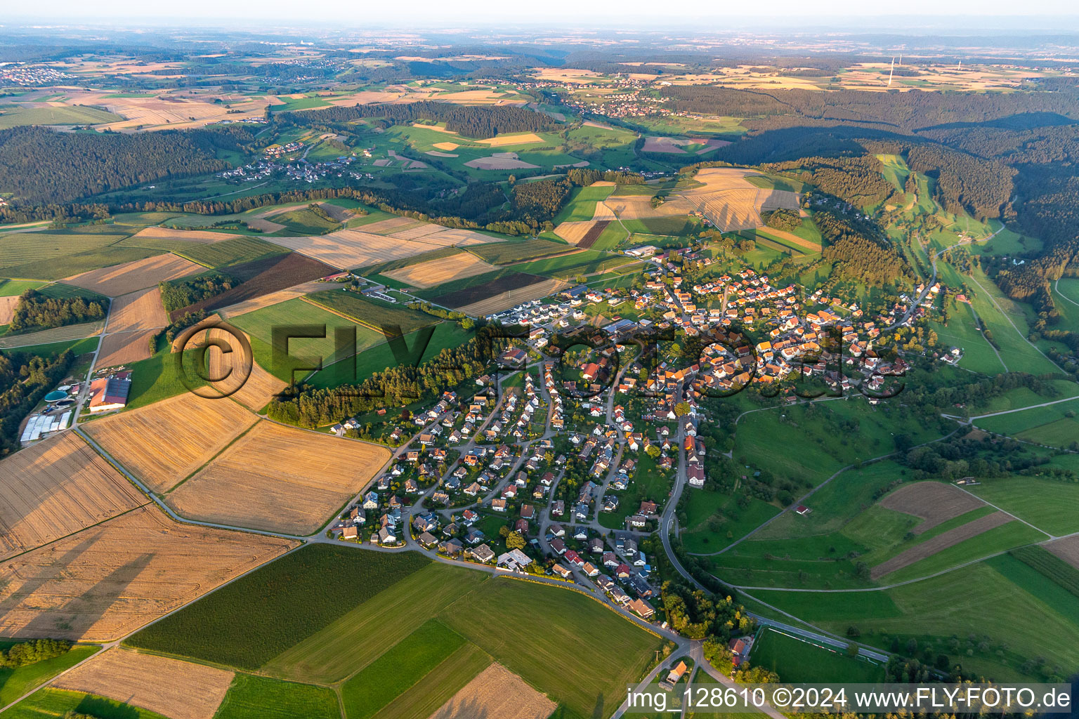 Ortsansicht am Rande von landwirtschaftlichen Feldern und Nutzflächen in Wittendorf im Schwarzwald in Loßburg im Bundesland Baden-Württemberg, Deutschland