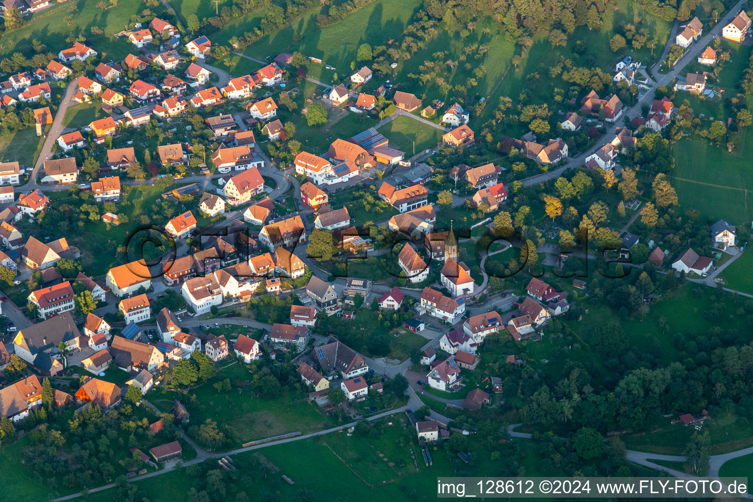 Luftbild von Ortsansicht am Rande von landwirtschaftlichen Feldern und Nutzflächen in Wittendorf im Schwarzwald in Loßburg im Bundesland Baden-Württemberg, Deutschland